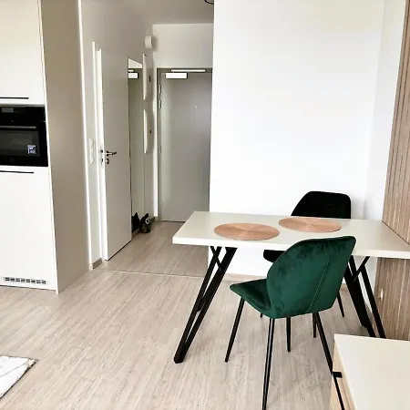 Luxury - 2 Min From Airport - New Build - Free Parking