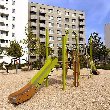 Luxury - 2 Min From Airport - New Build - Free Parking Apartament