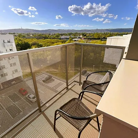 Luxury - 2 Min From Airport - New Build - Free Parking Apartamento *