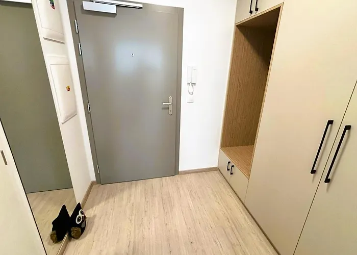 Апартаменты Luxury - 2 Min From Airport - New Build - Free Parking *