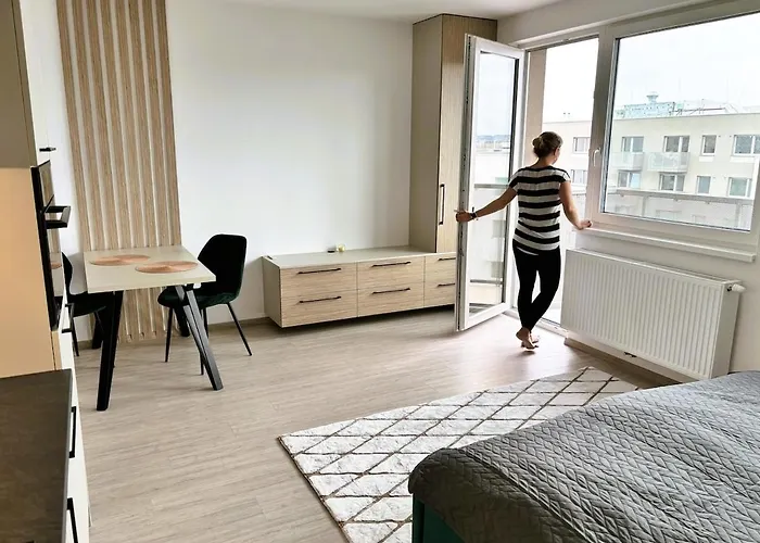 Apartment Luxury - 2 Min From Airport - New Build - Free Parking
