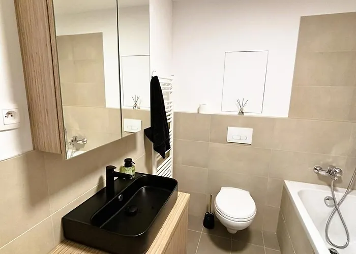 Luxury - 2 Min From Airport - New Build - Free Parking Apartment *