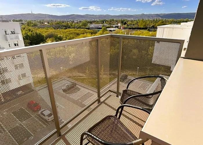 Luxury - 2 Min From Airport - New Build - Free Parking Apartment *