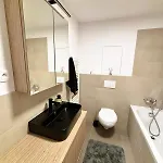 Luxury - 2 Min From Airport - New Build - Free Parking Apartamento *