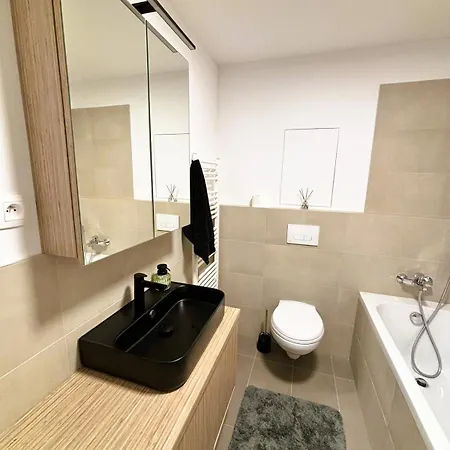 Luxury - 2 Min To Airport - Free Parking - Self Check In Lejlighed *